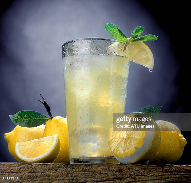 lemonade with lemons - limonade stockfoto's en -beelden