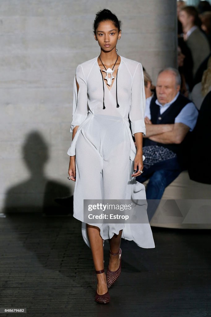 Roland Mouret - Runway - LFW September 2017