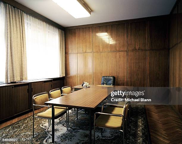 empty office with table and chairs - bürokratie stock-fotos und bilder