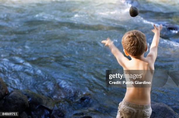 Boy Throwing Rocks Kid Throwing Rock Photos et images de collection - Getty Images