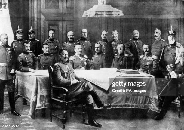 Kaiser Wilhelm II surrounded by his general staff. Standing : Bulow, Mackensen, Molkte, Crown Prince Wilhelm, General Francois, Lumenoff, Falkennayn,...