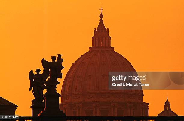 st. peter's basilica at sunset - バチカン市国 ストックフォトと画像
