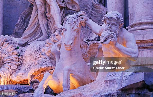 statues of trevi fountain - fontana de trevi fotografías e imágenes de stock