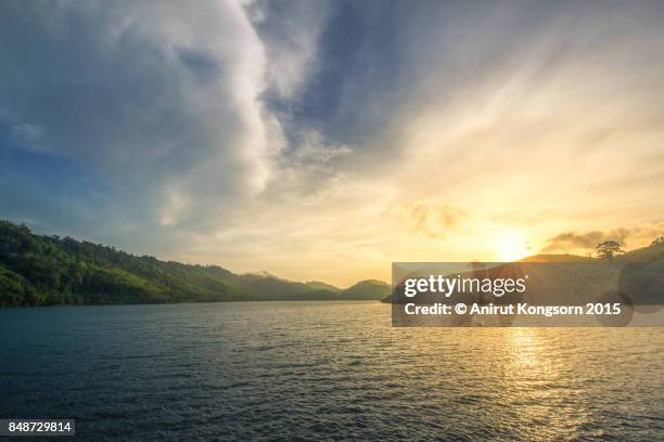 golden morinng light - berge himmel stock-fotos und bilder