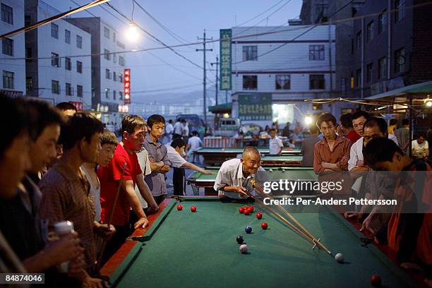 construction workers in lanzhou playing pool. - tillväxtmarknad bildbanksfoton och bilder