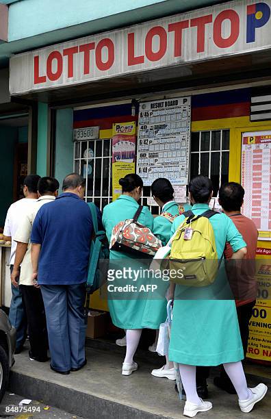 Filipinos queue up to buy lottery tickets promising a jackpot of 206 million pesos in suburban Manila on February 17, 2009. The Philippines'...