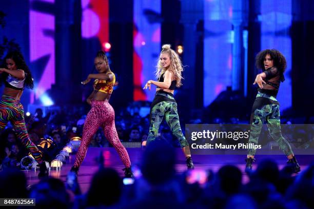 Dancers perform onstage during VH1 Hip Hop Honors: The 90s Game Changers at Paramount Studios on September 17, 2017 in Los Angeles, California.