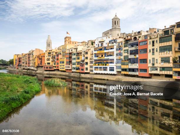 cathedral and houses on onyar riverbank, spain, catalonia, girona. - fiume onyar foto e immagini stock