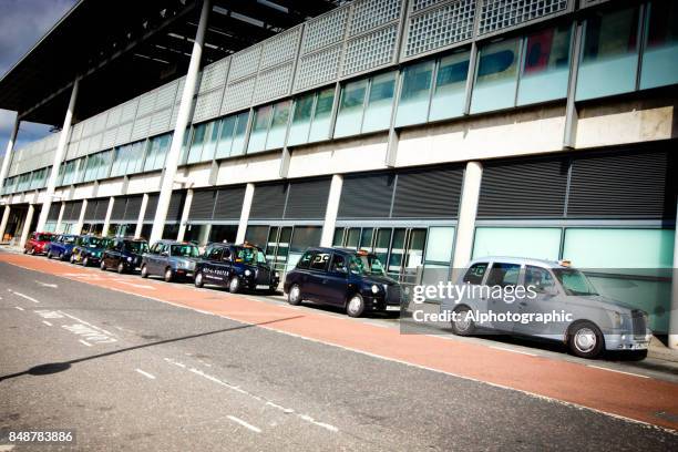 los taxis estacionados fuera de un edificio de kings cross - ranking fotografías e imágenes de stock