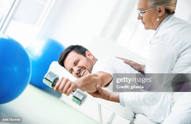 hals-schmerztherapie. - verrenkung stock-fotos und bilder