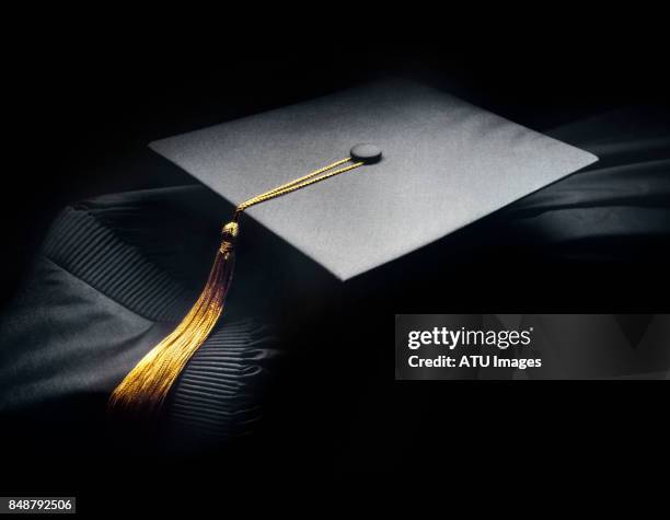 graduation cap gown - birrete fotografías e imágenes de stock