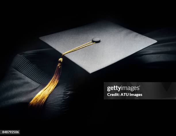 graduation cap gown - tocco accademico foto e immagini stock