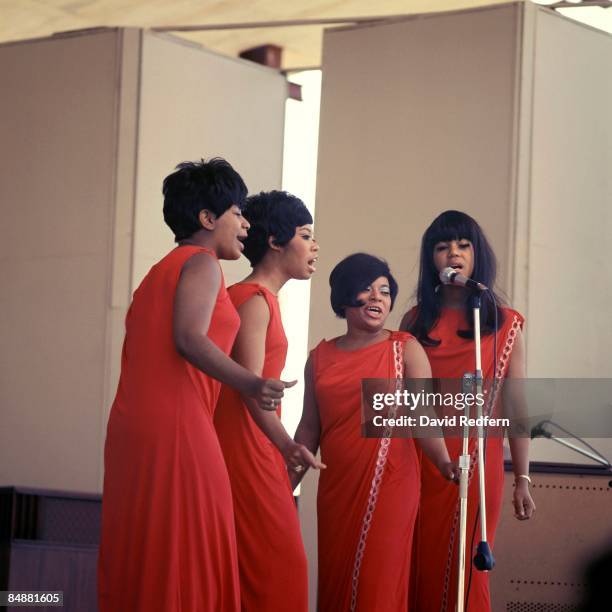 The Raelets 115 Ray Charles And The Raelettes Stock Photos, High-Res Pictures, and ...