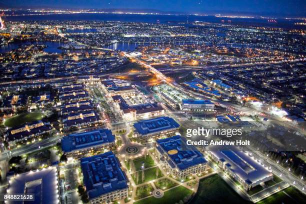 aerial photography view north-east of san mateo marriott san francisco airport in the san francisco bay area by night. california, united states. - サンマテオ郡 ストックフォトと画像