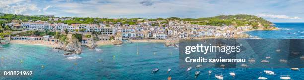 panorama aéreo de la localidad de calella de palafrugell, costa brava - calella de palafrugell fotografías e imágenes de stock