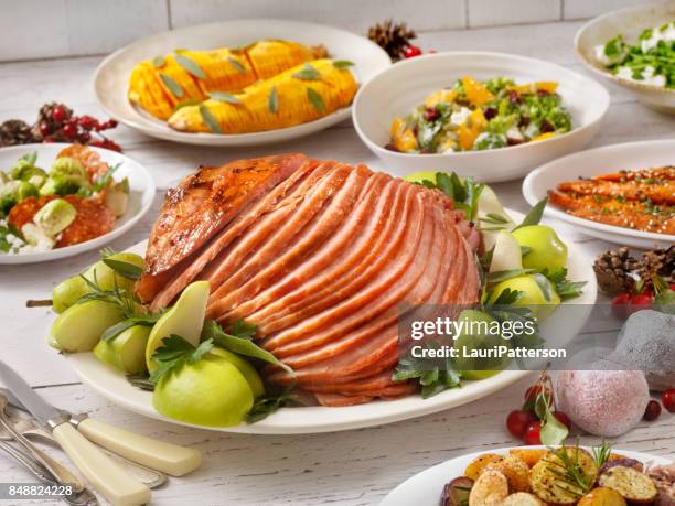 holiday spiral ham dinner - glazed ham imagens e fotografias de stock