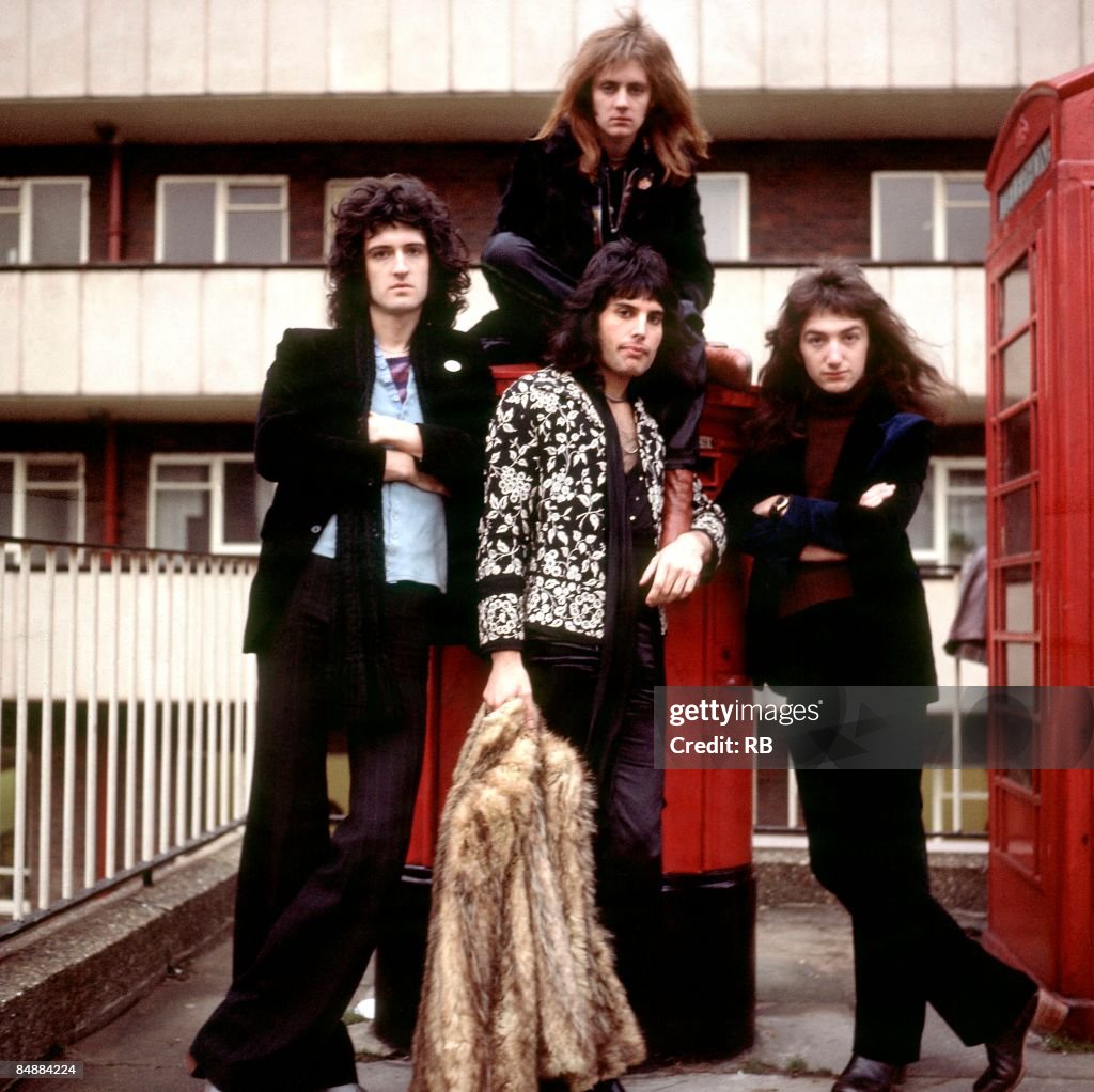 Photo of John DEACON and QUEEN and Brian MAY and Roger TAYLOR and Freddie MERCURY