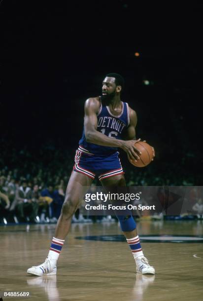 S: Bob Lanier of the Detroit Pistons in action looking to make a pass against the Washington Bullets during a mid circa 1970's NBA basketball game at...