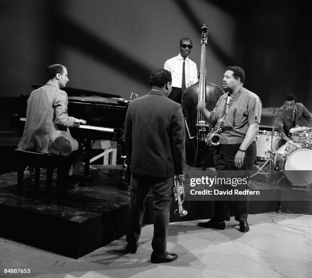 Photo of Sam JONES and Cannonball ADDERLEY and Joe ZAWINUL and Louis HAYES, L-R: Joe Zawinul on piano, Nat Adderley, Sam Jones, Cannonball Adderley,...