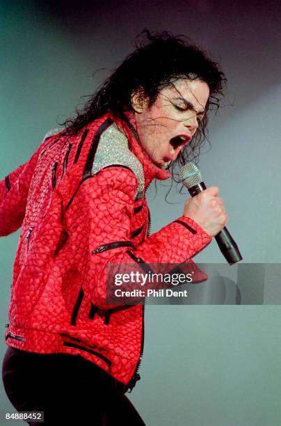 Photo of Michael JACKSON, Michael Jackson performing on stage - Dangerous Tour