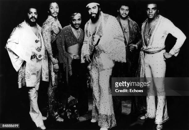 Photo of O'Kelly ISLEY and Rudolph ISLEY and Marvin ISLEY and Ronald ISLEY and ISLEY BROTHERS and Ernie ISLEY and Chris JASPER, Posed group portrait...