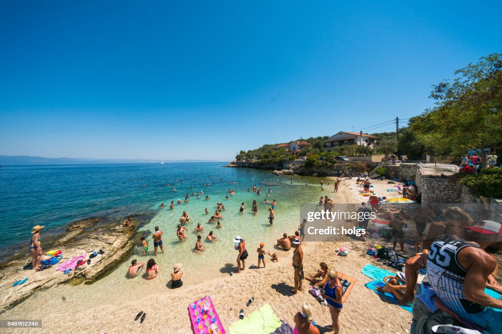 Plage animée sur l’île de Paxos, Grèce