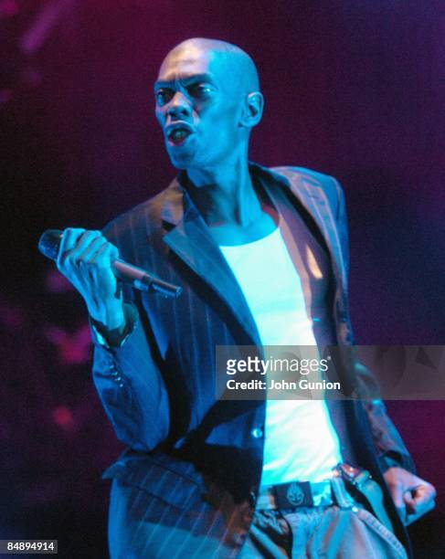 Photo of MAXI JAZZ and FAITHLESS; Maxi Jazz performing live onstage