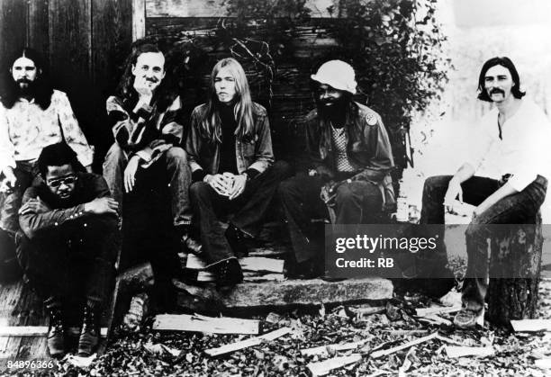 Photo of Dickey BETTS and Lamar WILLIAMS and Greg ALLMAN and Chuck LEAVELL and ALLMAN BROTHERS and Jaimoe JOHANSON and Butch TRUCKS; Posed group...
