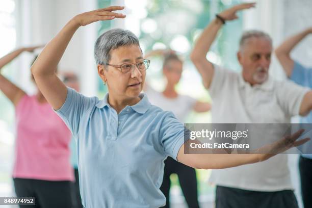 tai chi class - tai chi imagens e fotografias de stock