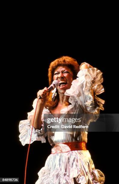 American singer and actress Natalie Cole performs on stage circa 1986.