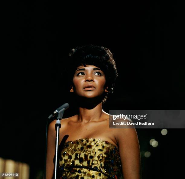 Photo of Nancy WILSON; Nancy Wilson performing on stage