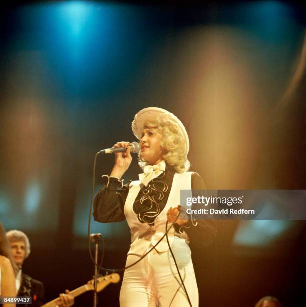 Photo of Tammy WYNETTE, Tammy Wynette performing on stage