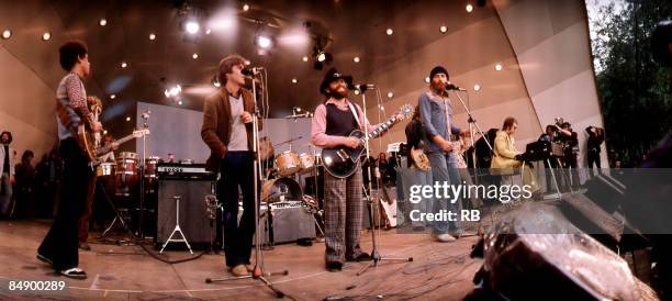 Photo of Al JARDINE and Ricky FATAAR and Dennis WILSON and Elton JOHN and Blondie CHAPLIN and BEACH BOYS and Mike LOVE; Group performing on stage...