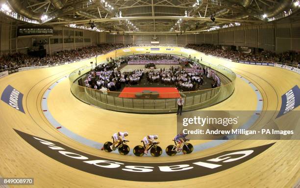 Laura Trott, Elinor Barker and Danielle King during the womens 3km team pursuit final during day one of the UCI Track Cycling World Cup at the Sir...