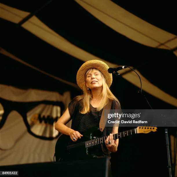 Photo of Joni MITCHELL, Joni Mitchell performing on stage