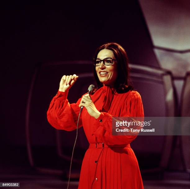 Photo of Nana MOUSKOURI; Nana Mouskouri performing on stage