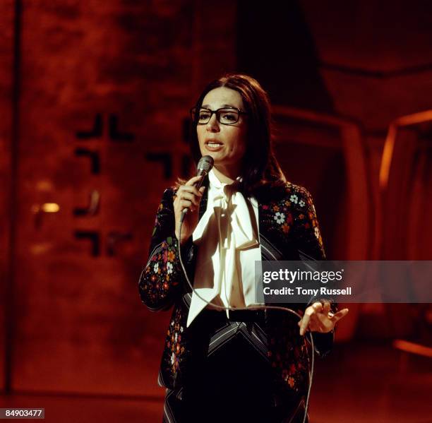 Photo of Nana MOUSKOURI; Nana Mouskouri performing on stage