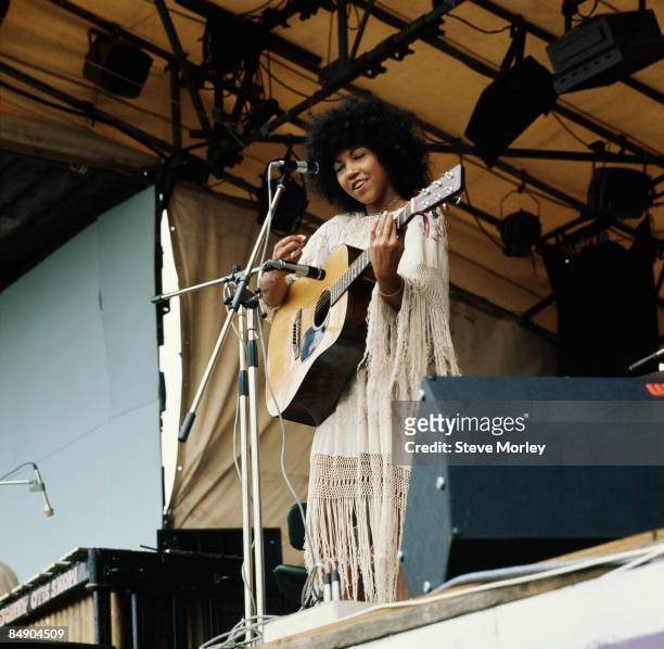 Photo of Linda LEWIS, Linda Lewis performing on stage