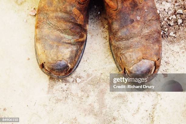 well worn workboots - stiefel-mit-stahlkappen stock-fotos und bilder