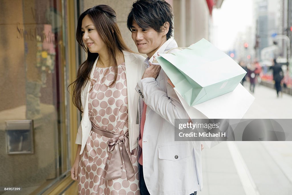 The man and woman is window-shopping
