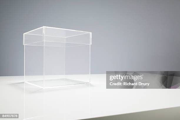 empty box on table - transparent photos et images de collection