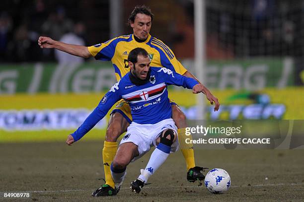 Metalist's Serbian midfielder Milan Obradovic fights for the ball with Sampdoria's forward Claudio Bellucci during their UEFA Cup football match...