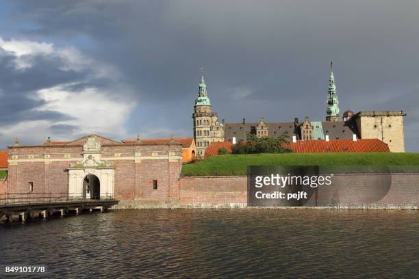 kronborg castle - unesco worlds heritage site in elsinore, denmark - pejft imagens e fotografias de stock