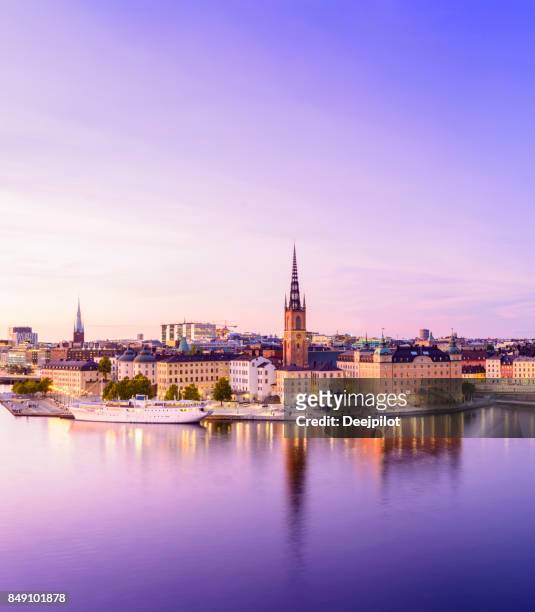 riddarholmen y horizonte de la ciudad de gamla stan en estocolmo en el crepúsculo, suecia - stockholm fotografías e imágenes de stock