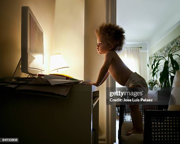 toddler boy in front of computer - kids in diapers - fotografias e filmes do acervo