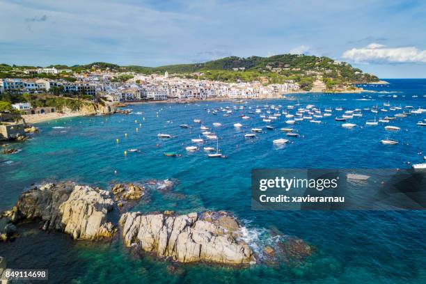 vue aérienne du village de calella de palafrugell, costa brava - calella de palafrugell photos et images de collection