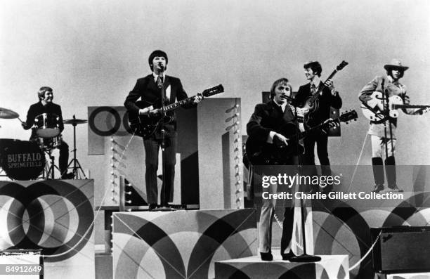 Photo of Neil YOUNG and Stephen STILLS and BUFFALO SPRINGFIELD, L-R: Dewey Martin, Richie Furay, Stephen Stills, Jim Fielder, Neil Young performing...