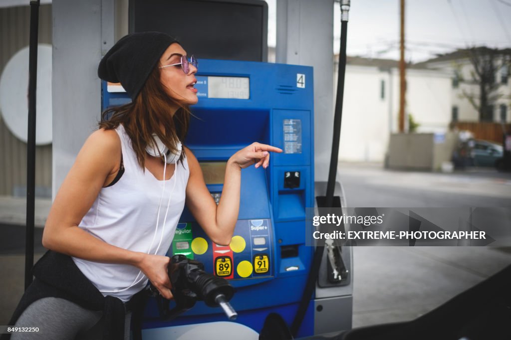 Frau an der Tankstelle