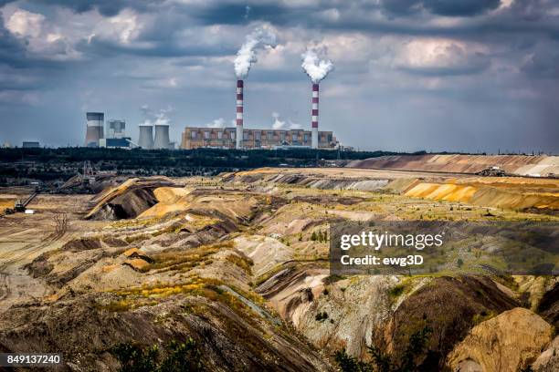 degradación ambiental en la central eléctrica con carbón en belchatow, polonia - transformers 3 fotografías e imágenes de stock