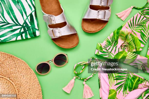 tiro arriba de accesorios, vacaciones verano en fondo verde - accessoires fotografías e imágenes de stock